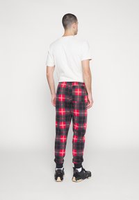 Jordan M J ESS HOL FLC PANT - Träningsbyxor - fire red/dark driftwood