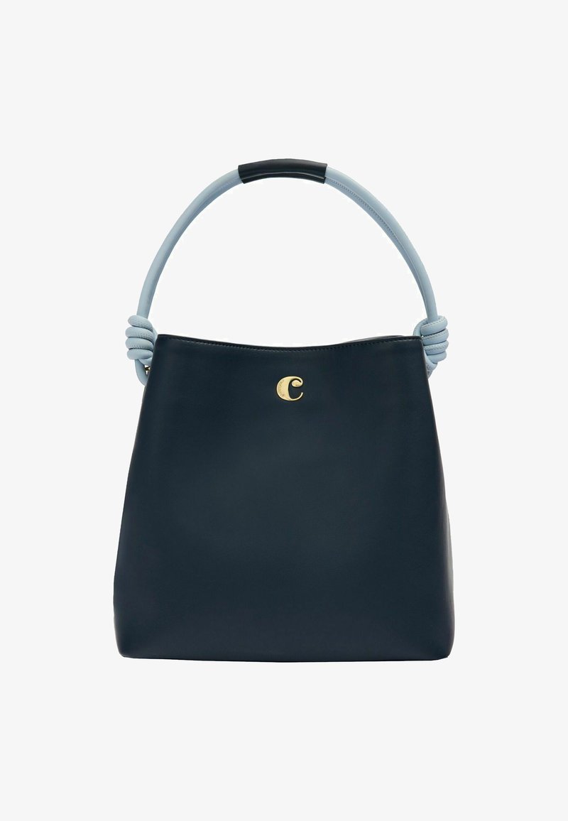 Mørkeblå lædertaske med et lyseblåt snoet håndtag og et guld logo-accent. Blød tekstur, struktureret form og åbent topdesign.