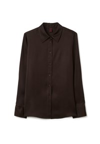 Camisa de manga larga marrón oscuro con cuello puntiagudo, cierre frontal de botones y una tela suave y ligera. Presenta un dobladillo recto y puños.