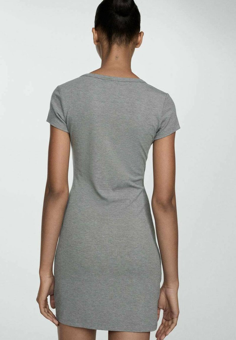 Abito mini grigio a coste con silhouette aderente, maniche corte e scollo rotondo, che mette in mostra un tessuto testurizzato con dettagli sottili.