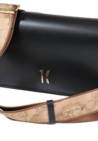 Borsa a tracolla nera in materiale sintetico con finitura liscia, caratterizzata da un logo dorato e da una tracolla marrone decorata con una stampa mappa.