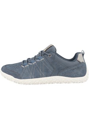 Zapatilla deportiva casual azul con suela blanca texturizada, cierre de cordones en la parte delantera, puntera perforada y cuello acolchado para el tobillo, vista desde el lado exterior.