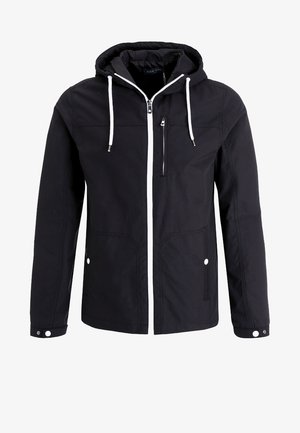Schwarze Zip-Jacke mit Kapuze, weißen Kordeln, zwei Seitentaschen und einer Reißverschlusstasche auf der Brust; mit kontrastierendem weißen Reißverschluss.