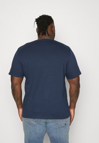 Jack & Jones JJMIKK TEE CREW NECK - T-shirts med print - navy blazer