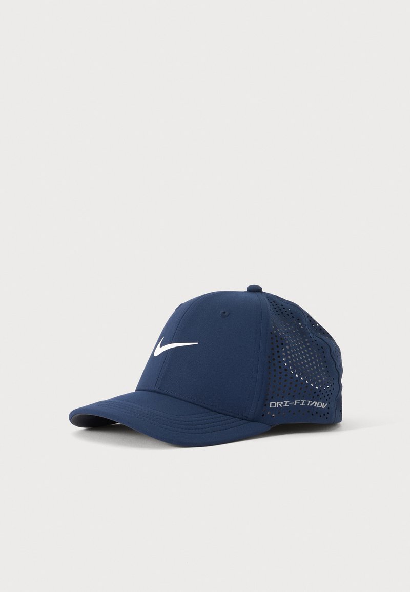 Καπέλο Nike σε ναυτικό μπλε χρώμα με κυρτή γείσο, λευκό λογότυπο Swoosh στο μπροστινό μέρος και διάτρητες πλαϊνές επιφάνειες με ετικέτα "DRI-FIT ADV" για αερισμό.