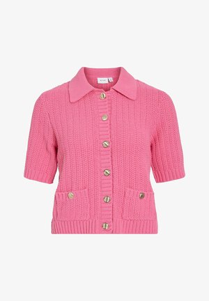 Cardigan tricot à manches courtes, rose, avec un col, une fermeture à boutons sur le devant, et deux poches avant dotées de boutons en métal argenté et d'accents côtelés.