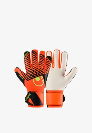 Een paar oranje en zwarte keepershandschoenen met een textuurgreep aan één kant en gladde witte handpalmen, voorzien van polsbandjes met logo.
