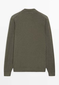 Pull en maille vert olive à manches longues avec col, poignets et ourlet côtelés, vu de dos sur fond blanc.