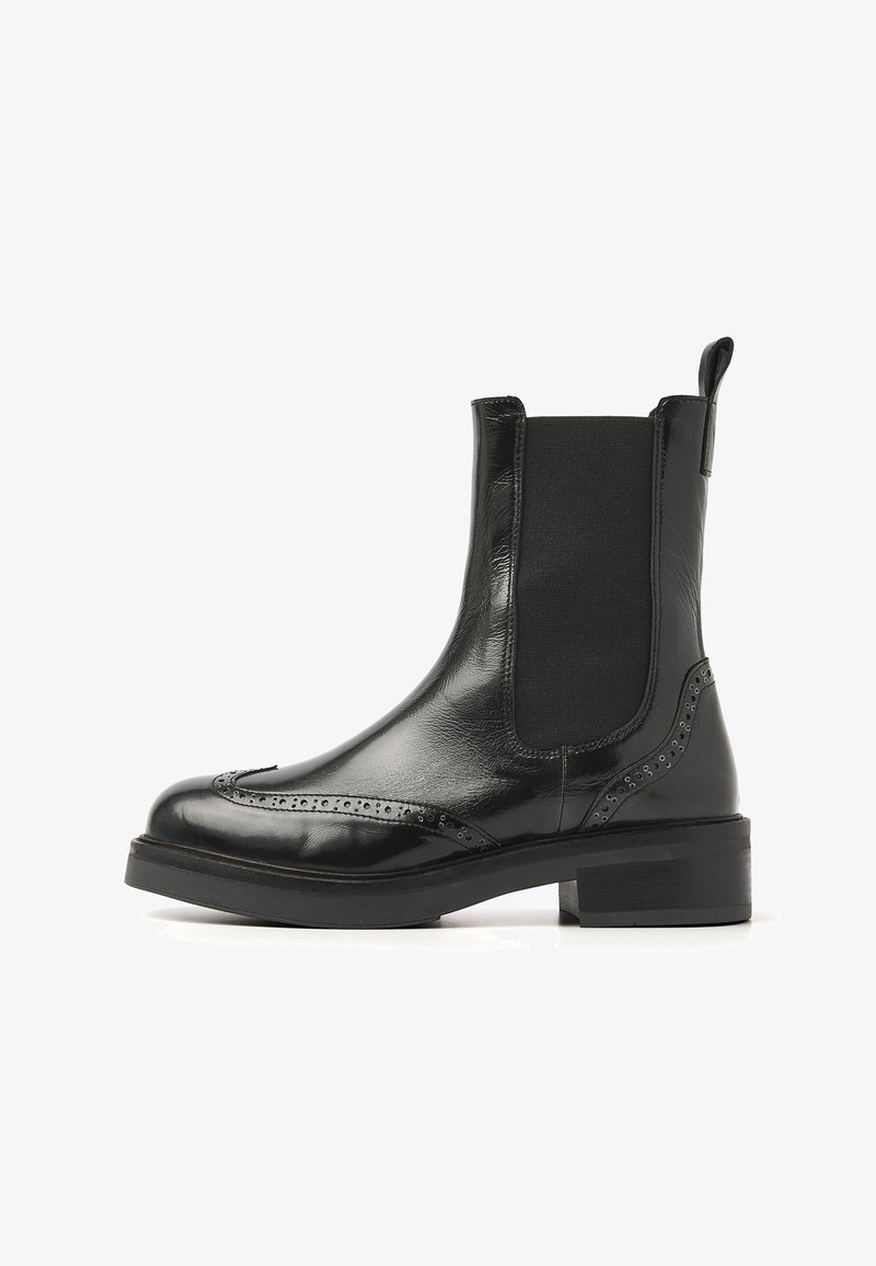 Zwarte leren enkellaarsjes met elastische zijkanten, brogue-details, een stevige blokhak en een gladde, glanzende afwerking.
