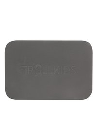 Pilkas stačiakampis kilimėlis su apvaliais kampais ir iškiliais tekstu "TROLLKIDS" bei masalinių logo centre.