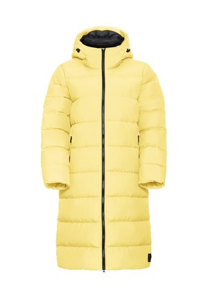 Cappotto imbottito lungo giallo con cappuccio, dotato di zip nera a due vie, tasche laterali e design trapuntato con sezioni orizzontali equidistanti.