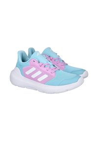 Zapatillas deportivas en azul claro y rosa con suela blanca, parte superior de malla, logotipo prominente de tres franjas y cordones contrastantes.