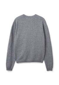 Šedý svetr s kulatým výstřihem, dlouhými rukávy a měkkou texturou. Pohled zádů ukazuje jednoduchý design bez ozdob.