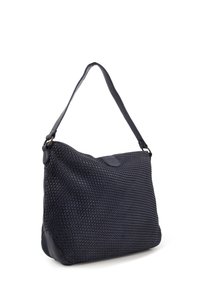 Marine blauwe geweven leren schoudertas met gladde zijpanelen, een ronde vorm en een slanke schouderriem. Heeft een gestructureerd oppervlak voor grip.