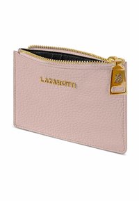 Portafogli in pelle rosa con finitura testurizzata, chiusura con zip, hardware dorato e logo in rilievo sul davanti.