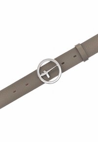 Cintura in pelle di un grigio chiaro con finitura testurizzata. Presenta una fibbia circolare in argento con un design minimalista e una cinghia regolabile.