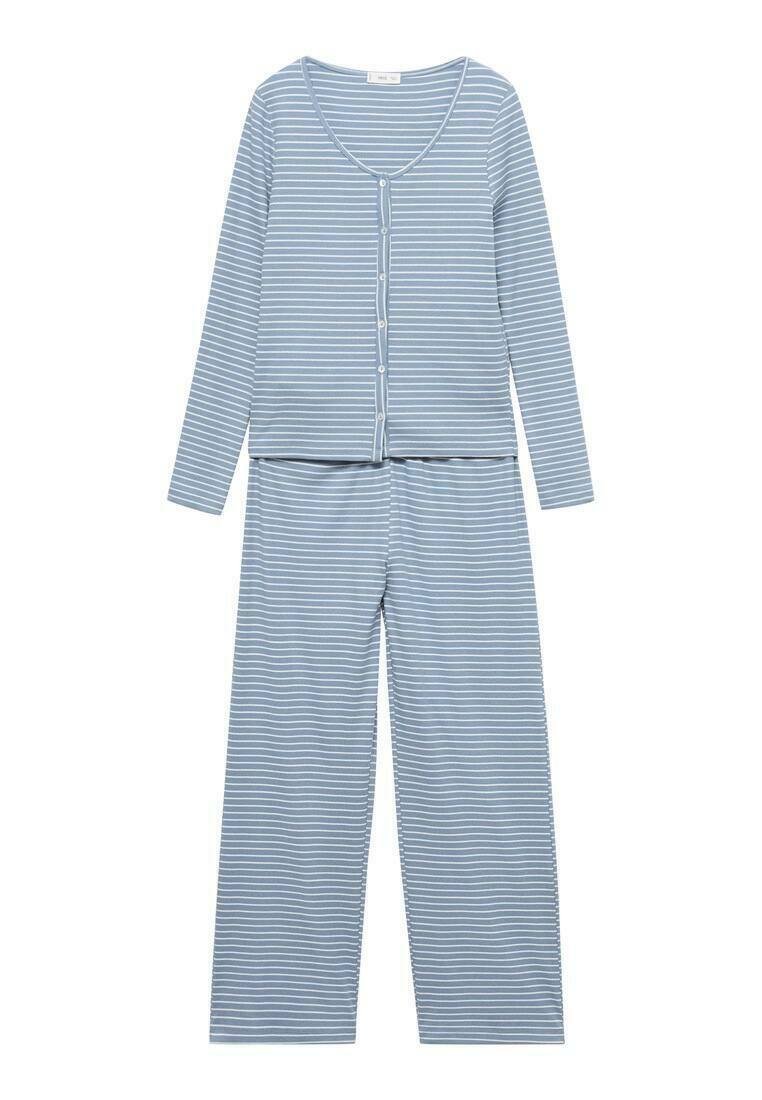 Set de pijama cu dungi albastre deschise, realizat dintr-un material moale. Include un top cu mâneci lungi și nasturi, precum și o pereche de pantaloni largi.