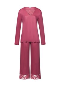 Mörkrosa hemmakläder i set som inkluderar en långärmad topp med V-ringning och spetsdetaljer, som matchas med vida byxor med spetskant.