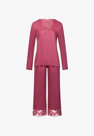 Completo di abbigliamento da casa di un rosa scuro, composto da un top a maniche lunghe con scollatura a V e dettagli in pizzo, abbinato a pantaloni a gamba larga con rifiniture in pizzo.