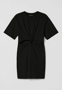Czarna sukienka T-shirt z przekręconym przodem, z krótkimi rękawami i długością do kolan na jednolitym tle.