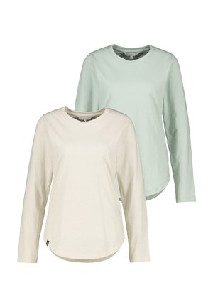 Twee longsleeve shirts met ronde hals, één beige vooraan en één lichtgroen erachter, beide met afgeronde zoom en een eenvoudig ontwerp.
