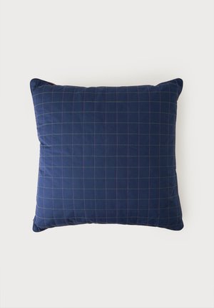 Coussin carré bleu marine avec un motif subtil en grille constitué de lignes fines et multicolores sur un fond clair uni.