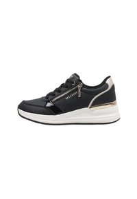 Sneaker nera con tomaia in finta pelle, lacci e zip decorativa. Presenta una intersuola bianca e un accento metallico sul tallone.