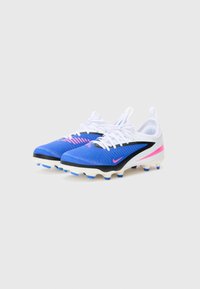 Μπλε και άσπρα ποδοσφαιρικά παπούτσια με υφασμάτινο άνω μέρος, μαύρες λεπτομέρειες, ροζ διακοσμητικά και λευκή σόλα με μπλε καρφιά για πρόσφυση.