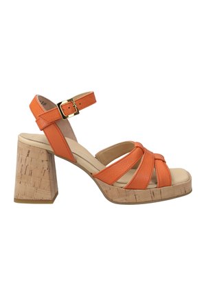 Sandal aperto in pelle arancione con strap incrociate, tacco in sughero e cinturino alla caviglia con dettagli in oro.