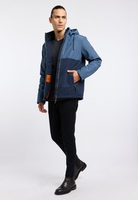 Giacca da uomo: blu bicolore, con cappuccio, chiusura con zip e tasche laterali. Elegante, con una texture liscia e fodera interna arancione a contrasto.
