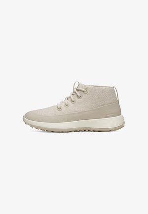 Beiger Sneaker mittlerer Höhe mit Obermaterial aus Stoff und Gummi, Schnürverschluss, gepolsterter Sohle und profiliertem Außensohle für den Außenbereich.
