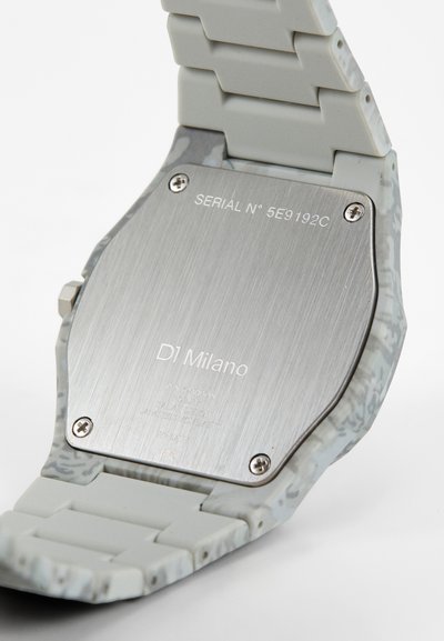 Grijze gemarmerde siliconen horlogeband met een roestvrijstalen achterkast, gegraveerde details en een serienummer. Model: D1 Milano.
