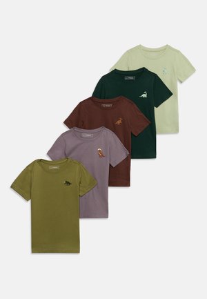 Fem kortærmede børne-t-shirts i grøn, grå, brun, mørkegrøn og lysegrøn, hver med et lille dinosaurmotiv på brystet.