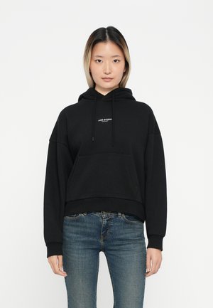 Svart kort hoodie med snorhette og frontlomme. Har hvit tekstlogo, avslappet passform, lange ermer og myk stofftekstur.