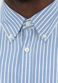 Blau gestreiften Hemd mit weißen Linien, featuring einen klassischen Kragen und zwei Knöpfen am Halsplacket. Frischer Baumwollstoff.