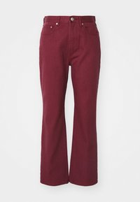 Jeans burgundii cu picioare largi, din denim, cu închidere frontală cu buton, bucle pentru curea și două buzunare frontale. Textură netedă cu cusături minime.