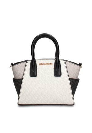 Witte, beige en zwarte trapeziumvormige handtas met zwarte handvatten en subtiele patroonstructuur, gouden merkembleem aan de voorkant in het midden.