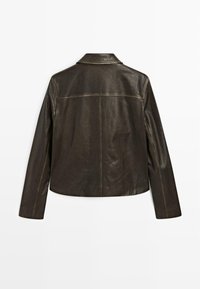 Giacca in pelle marrone scuro con maniche lunghe e colletto, mostrata dal retro su uno sfondo bianco.