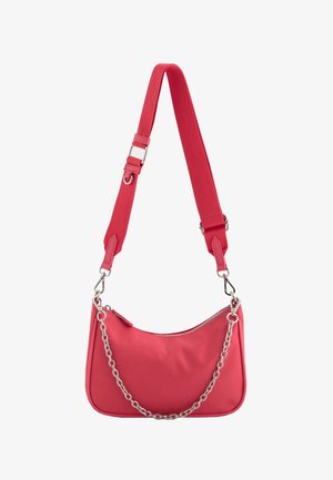 Bolso de hombro de nailon rojo con forma curved, que presenta un detalle de cadena plateada y una correa ancha desmontable. Cierre de cremallera en la parte superior.