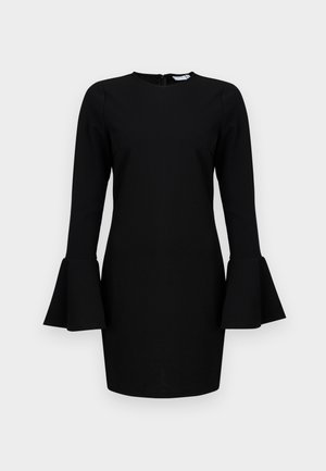 Vestido negro de manga larga con puños acampanados, escote redondo y cierre de cremallera en la parte posterior. Tejido suave con una silueta ajustada.