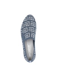 Slipper mit einem blauen Strickoberteil, das mit einem geometrischen weißen Muster versehen ist, einer gepolsterten Innensohle und einer strukturierten Gummisohle.