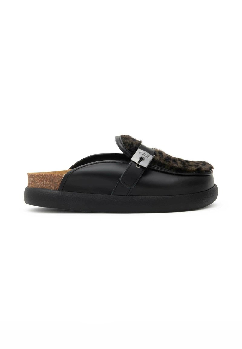 Zapato negro tipo slip-on con parte superior de piel sintética con estampado de leopardo, entresuela de corcho y un acento de hebilla plateada. La suela texturizada proporciona agarre.