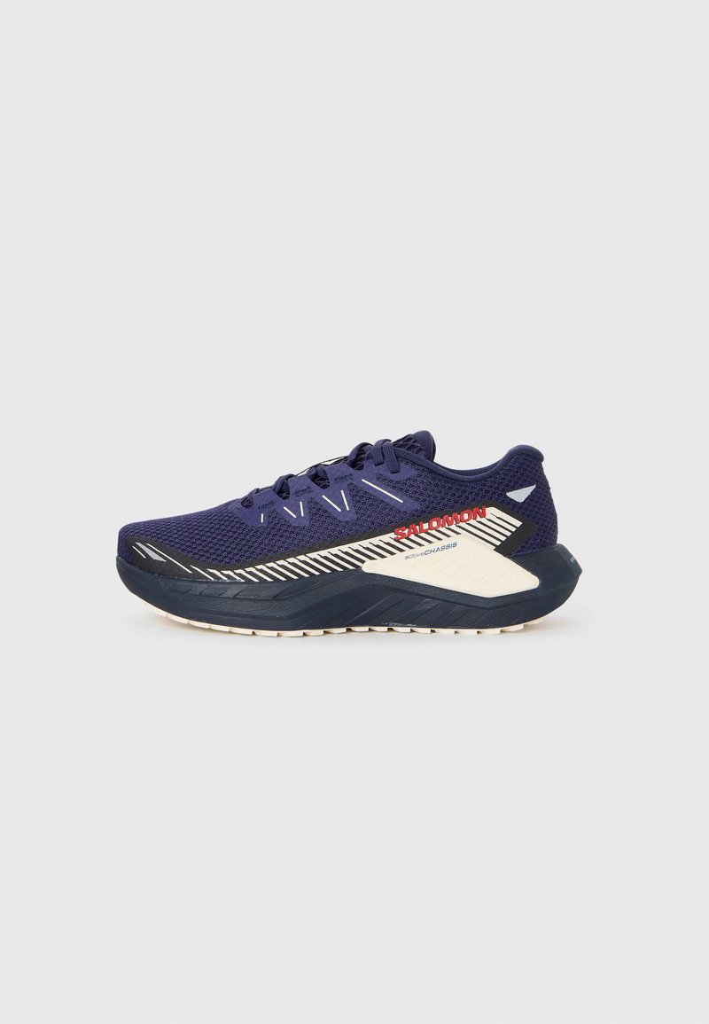 Herensportschoen in marineblauw mesh met witte accenten. Het lichte ontwerp heeft een gestructureerde zool en een gestreept patroon op de zijkant.