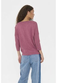 Oversized, maroon svetr s tříčtvrtečními rukávy; vyrobený z materiálu s ribovanou texturou, s kulatým výstřihem a volným střihem.