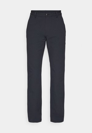 Pantalones negros de pierna recta con un acabado de tela suave, que cuentan con una cinturilla con cierre de botón y sin patrones ni acentos visibles.