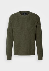 Olíva zöld kötött pulóver bordás textúrával, kerek nyakkal és hosszú ujjal. Minimalista design, látható minták vagy díszítések nélkül.