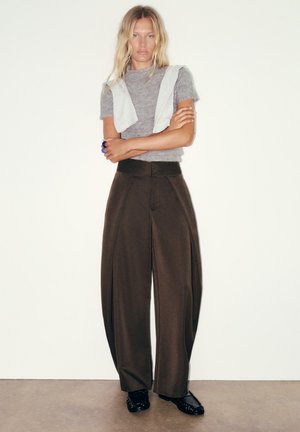 PULL&BEAR, TAILORED FIT BARREL - SMART TROUSERS - Pantalon classique - brown
