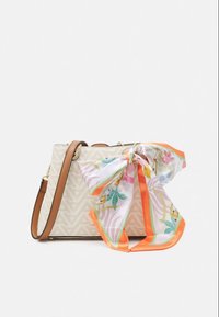 Beige mönstrad handväska med en brun läderrem, prydd med en färgglad sidenscarf knuten framtill med blommönster och kedjedekorationer.