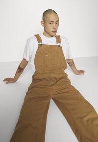 Dickies DUCK CLASSIC  - Radničke traperice s naramenicama - brown