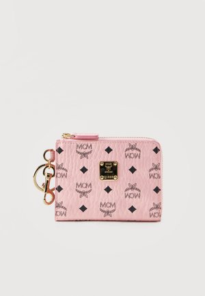 Růžová texturovaná kožená peněženka s černými logy MCM, vzory diamantů, zlatým zipem a připevněným zlatým klíčenkovým klipem.